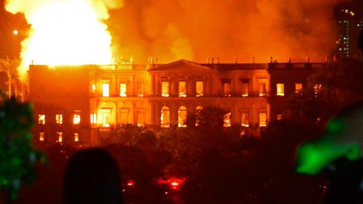 Le Musée national de Rio de Janeiro (Brésil), en flammes, le 2 septembre 2018.
