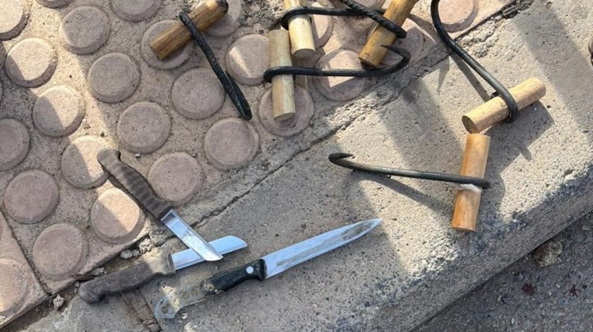 Quelques-unes des armes en possession des migrants qui ont tenté de prendre d'assaut la frontière entre Nador et Melilia, vendredi 24 juin 2022.
