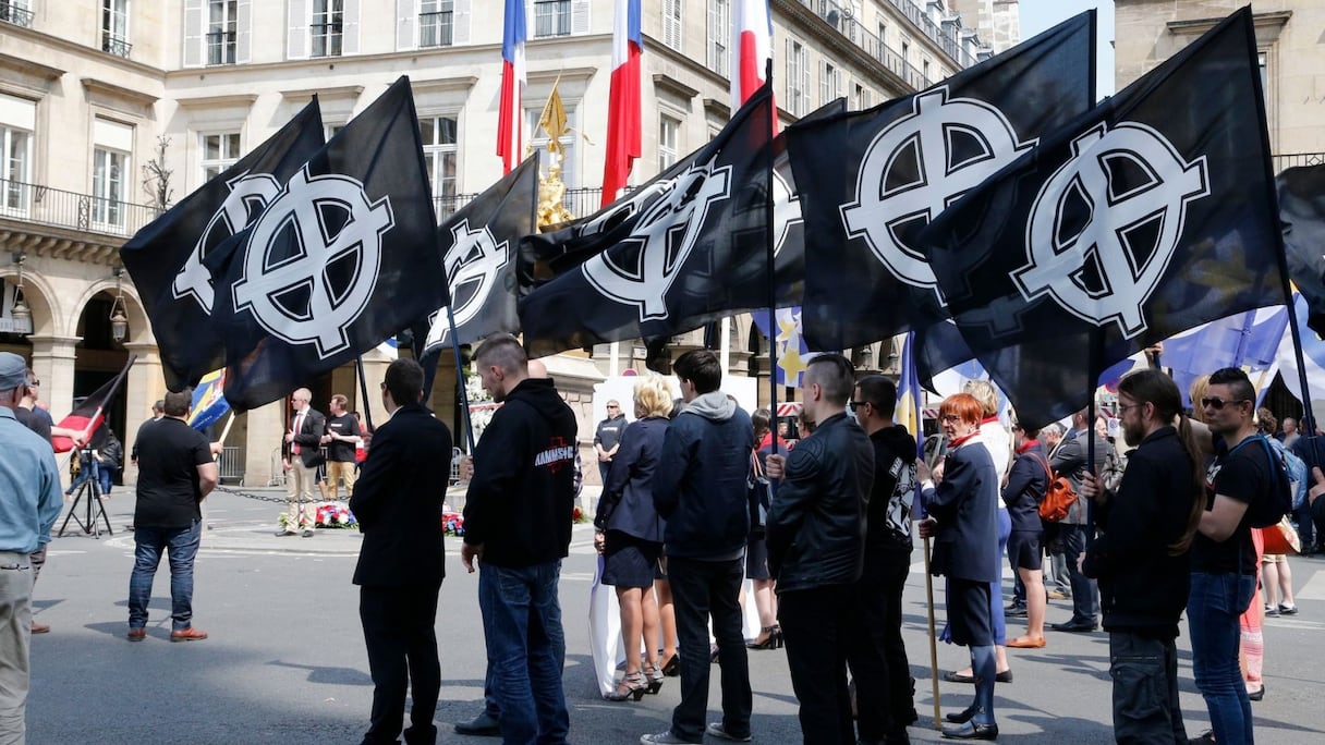 Manifestation de l'ultradroite devant la statue de Jeanne d'Arc à Paris, le 8 mai 2016.
