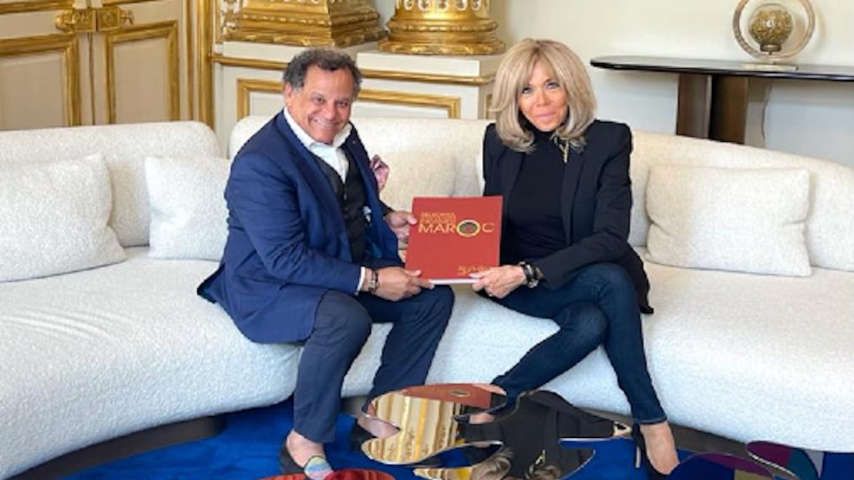 Mehdi Qotbi remettant le catalogue-livre de l’exposition Eugène Delacroix à Brigitte Macron.
