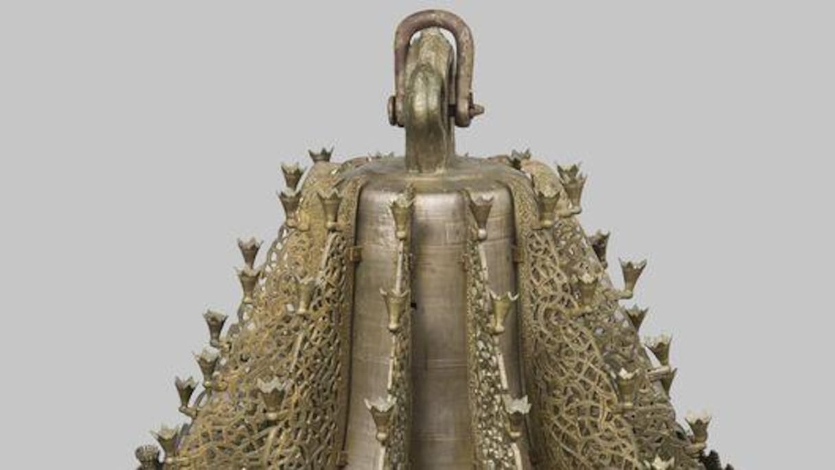 Lustre de la Mosquée Al Qaraouiyine, à Fès. Cette cloche de bronze, portant des figures de chevaliers, est un butin pris sur l'Espagne au XIVème siècle par Tariq Ibn Ziad. Elle fut transformée en lustre sur lequel des sourates gravées éclairent la prière du croyant.