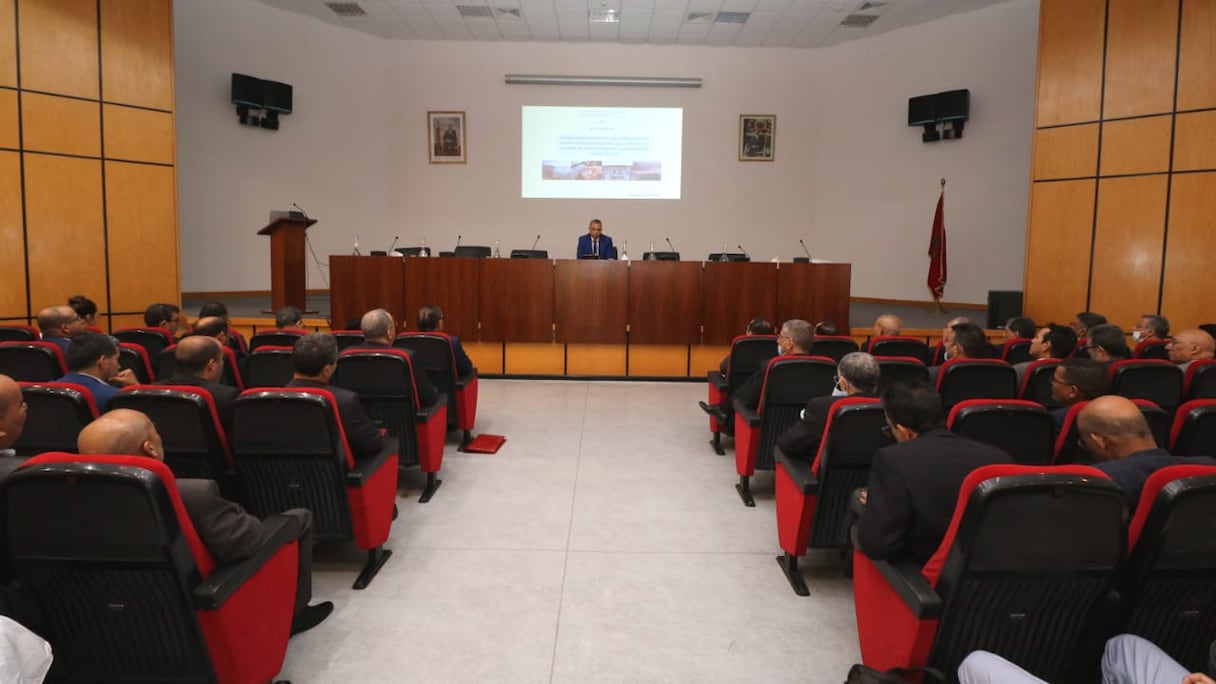 Lors de la réunion présidée par le DG de l’ONEE, Abderrahim EL Hafidi, consacrée à la situation d’alimentation en eau potable, le 17 juin à Rabat.
 
