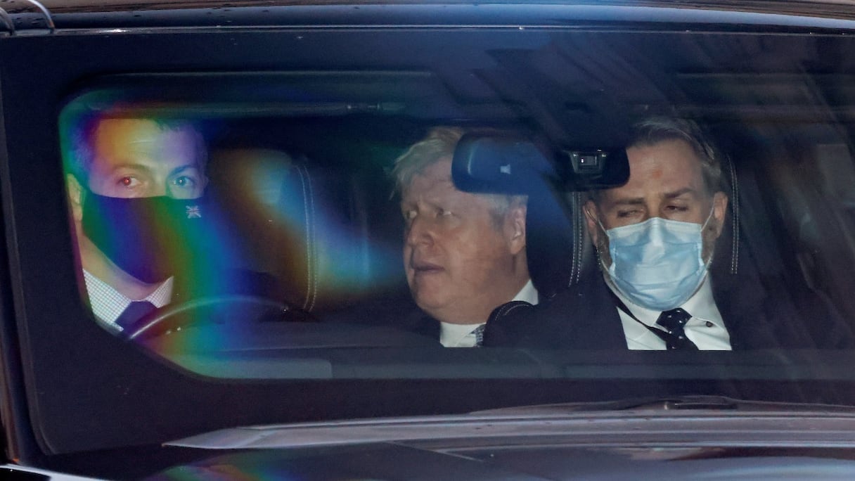 Le Premier ministre britannique Boris Johnson fuit les photographes après une séance à la Chambre des communes, dans le centre de Londres le 12 janvier 2022.
