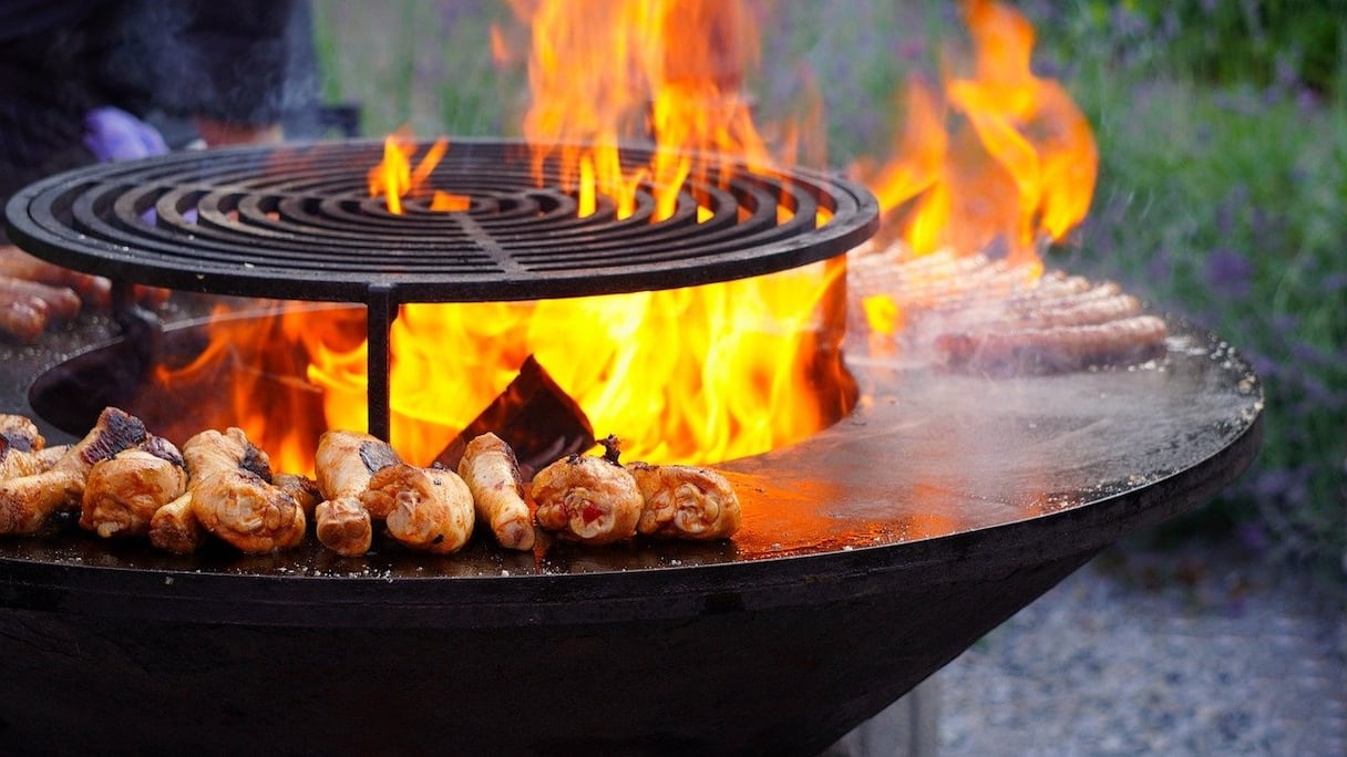 Des grillades au charbon de bois.
