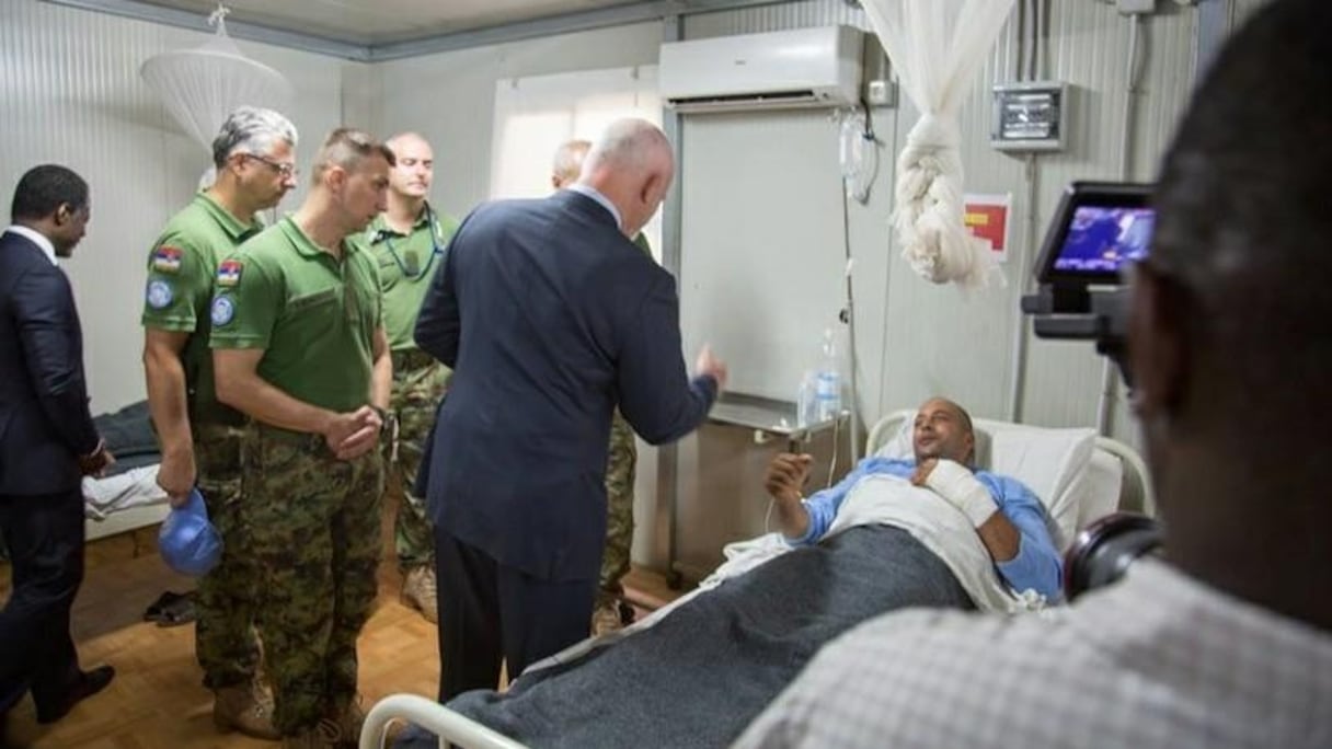 L'ex-président de l'Assemblée générale des Nations unies, Peter Thomson, au chevet d'un Casque bleu marocain blessé lors d'une précédente attaque armée à Bangassou en Centrafrique.
