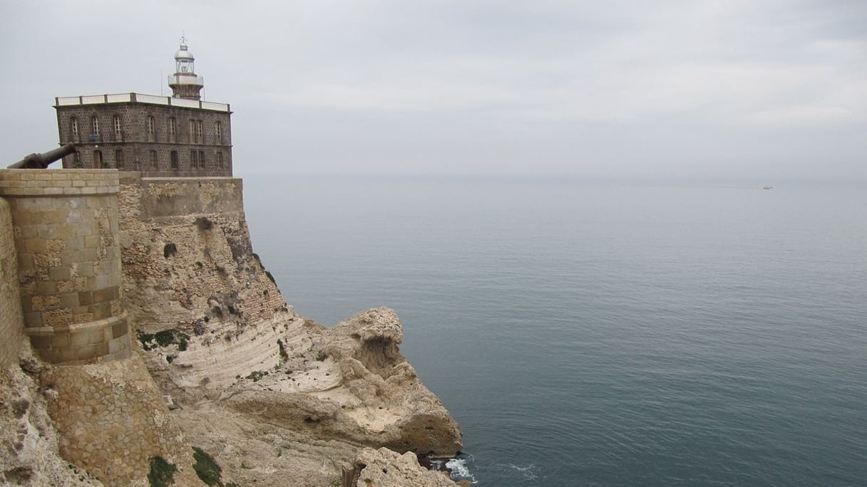 Le phare du préside occupé de Melilla, en Méditerranée, sur le continent africain, devant la péninsule ibérique.  
