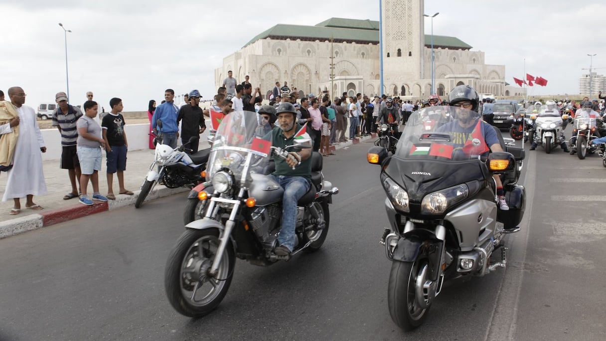 Les motards rouleront pour Gaza à travers Casablanca et longeront le boulevard de la corniche avant de rebrousser chemin pour revenir à leur point de départ. Une belle "marche" de solidarité, sans parole, sans discours, qui s'est faite dans le calme et la dignité, par trop bafouée.
