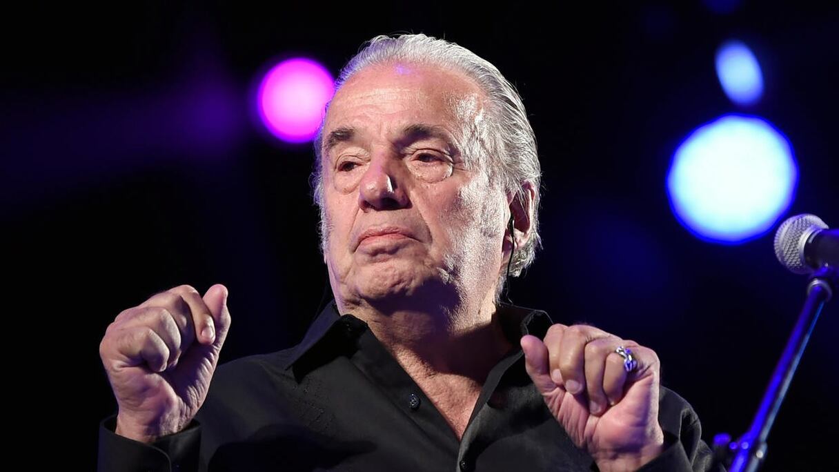 Oscar Chavez, chanteur et compositeur mexicain, emporté par le Covid-19.