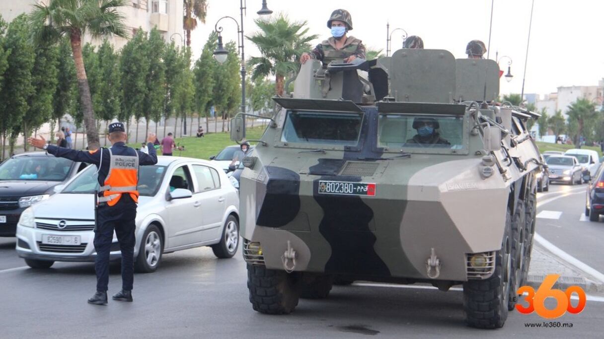 Des blindés des Forces Armées Royales sillonnent les grandes artères de Tanger afin d'imposer le respect des mesures de prévention sanitaire contre le Covid-19.
