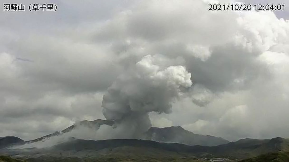 Cette capture d'une image vidéo prise le 20 octobre 2021 par l'Agence météorologique japonaise montre le mont Aso en pleine éruption, dans la préfecture de Kumamoto sur l'île de Kyushu, au sud-ouest du Japon.
