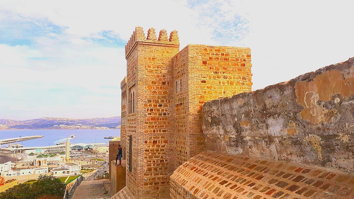 Tanger, Bab Bhar. D'abord établie sur cette colline, la ville s'est progressivement étendue sur les massifs la bordant à l'ouest, vers le cap Spartel (plateau du Marshan, Vieille Montagne) puis le long de la plage, vers le cap Malabata. 
