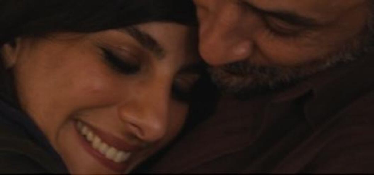 Red Rose, de Sepideh Farsi, se déroule à Téhéran, en juin 2009. La ville vacille sous la "vague verte" de protestation, après l'usurpation de l'élection présidentielle. Parallèlement, une histoire d'amour se tisse dans un appartement.
 
