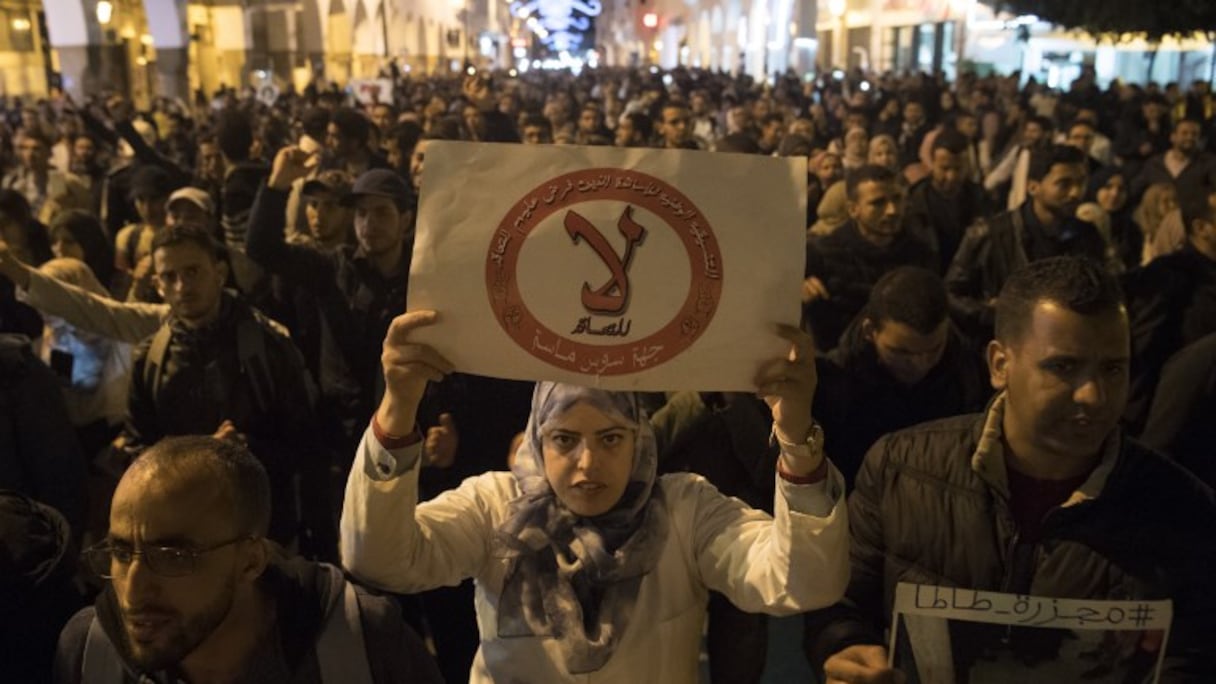 Manifestation dans la nuit du samedi 23 mars 2022 d'enseignants contractuels, à Rabat.
