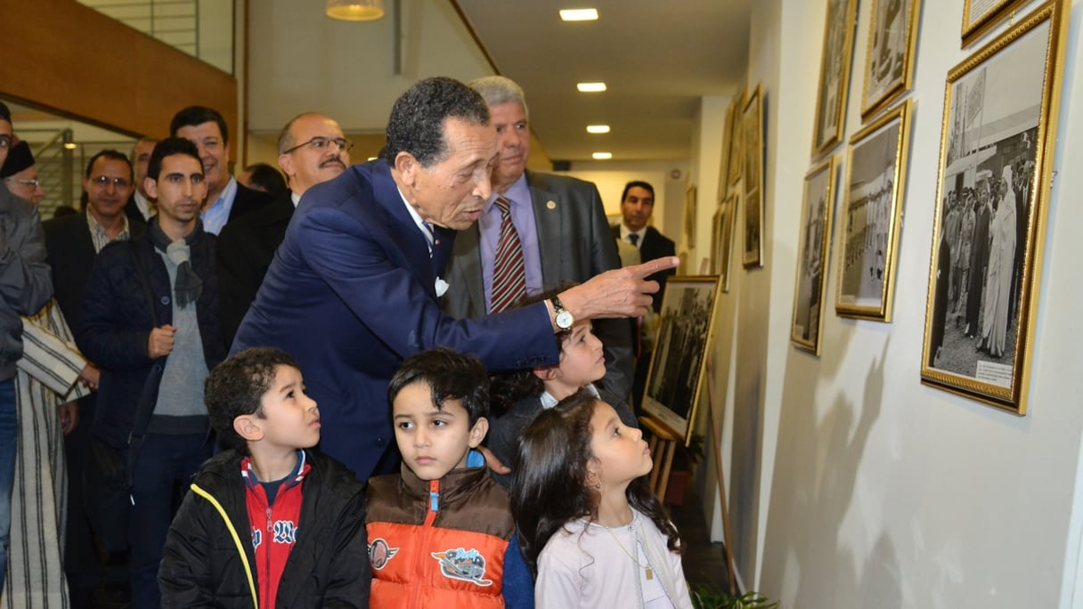 Mohamed Maradji montrant ses photos aux enfants pour les inciter à s’inspirer de la bravoure et de l’abnégation de leurs ancêtres.
