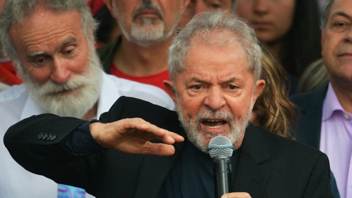 L'ex-président brésilien Lula devant ses partisans à sa sortie de prison, le 8 novembre 2019 à Curitiba, dans le sud du Brésil.
