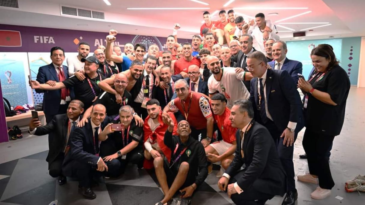 Nasser Bourita, Abdellatif Hammouchi et Yassine Mansouri avec les Lions de l\'Atlas au stade Al Thumama à Doha, le jeudi 1er décembre 2022
