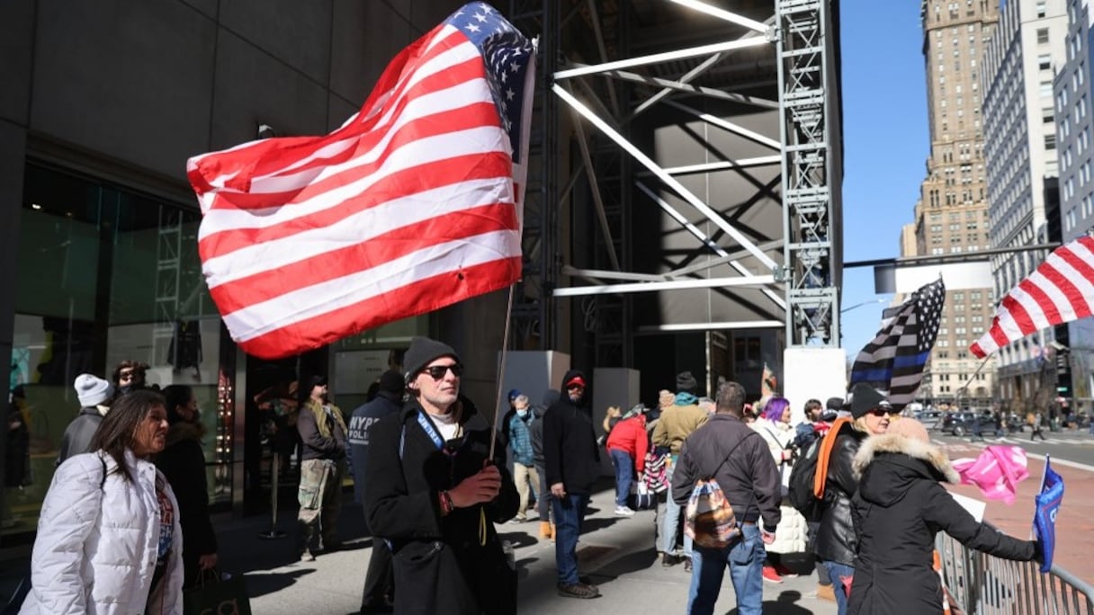 Un petit groupe de partisans de l'ancien président Donald Trump organise un rassemblement devant la Trump Tower, le 8 mars 2021 à New York.
