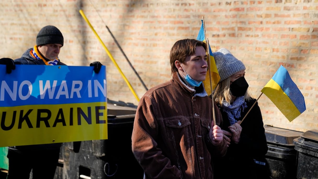 Des manifestants protestent contre l'invasion russe de l'Ukraine devant l'église ukrainienne des Saints Volodymyr et Olha, à Chicago, dans l'Illinois, le 27 février 2022. Des centaines de milliers de personnes ont manifesté dans le monde entier pour dénoncer l'invasion russe.
