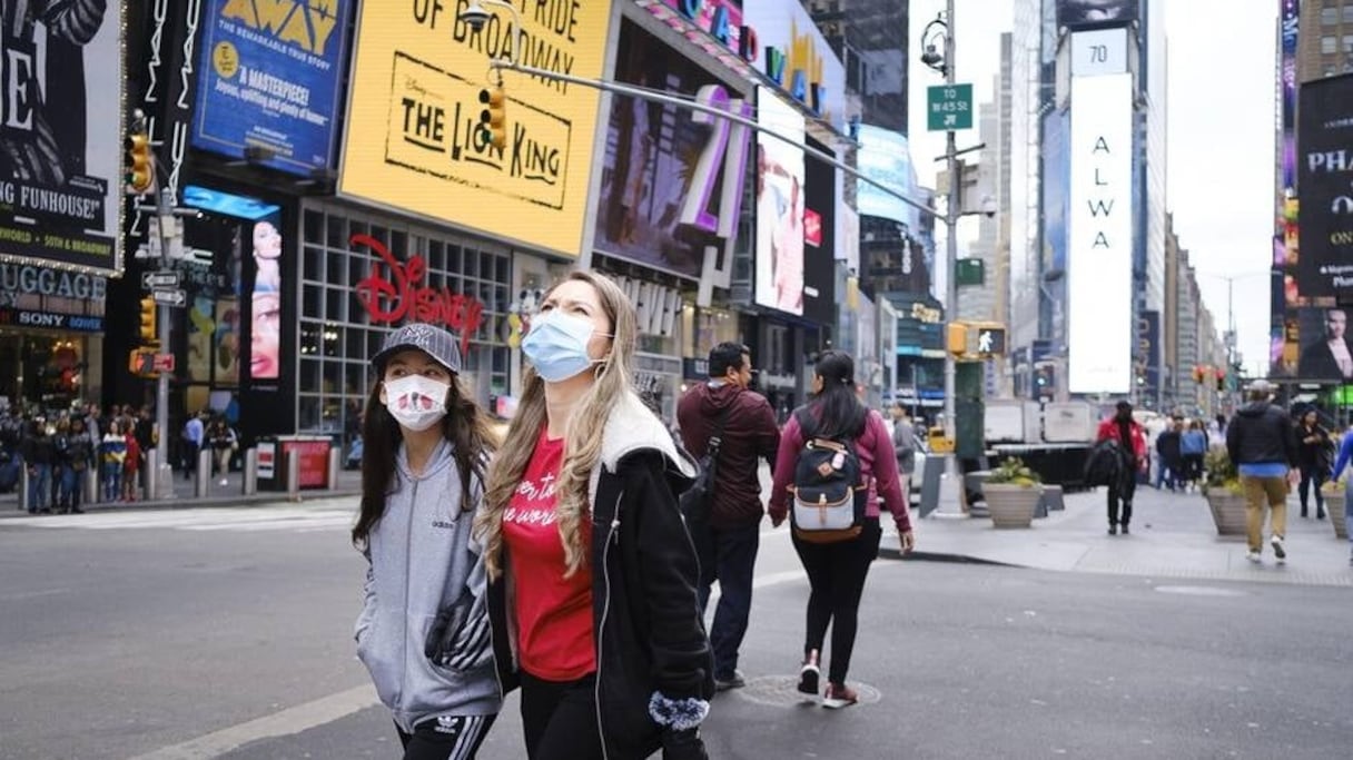 Deux passantes sur Times Square, à New York, le 10 mars 2020. 
