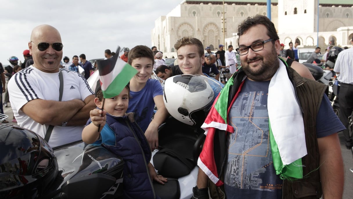 La foule a vite pris de l'ampleur, en effet, dans une ambiance conviviale, pour un défilé dans la ville sous le signe de la fraternité.
