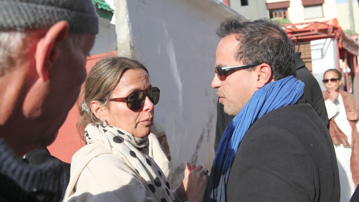 Kamal Hachkar, présent aux obsèques, tente de consoler Malika Oufkir, rongée par la douleur.
