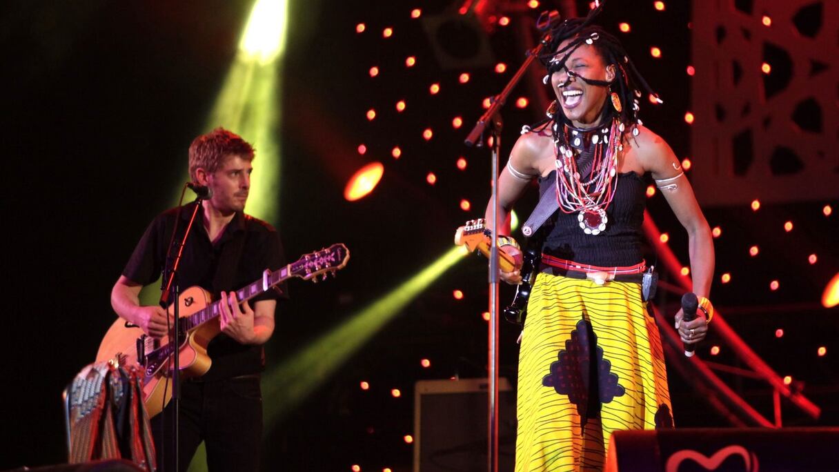 Le Chellah a rendez-vous avec la tradition musicale wassoulou que la chanteuse et guitariste Fatoumata Diawara mêle de sons folks, blues ou jazz pour chanter des textes durs retraversant les souffances de l'Afrique sur des airs doux, enivrants de beauté et d'espoir. 
