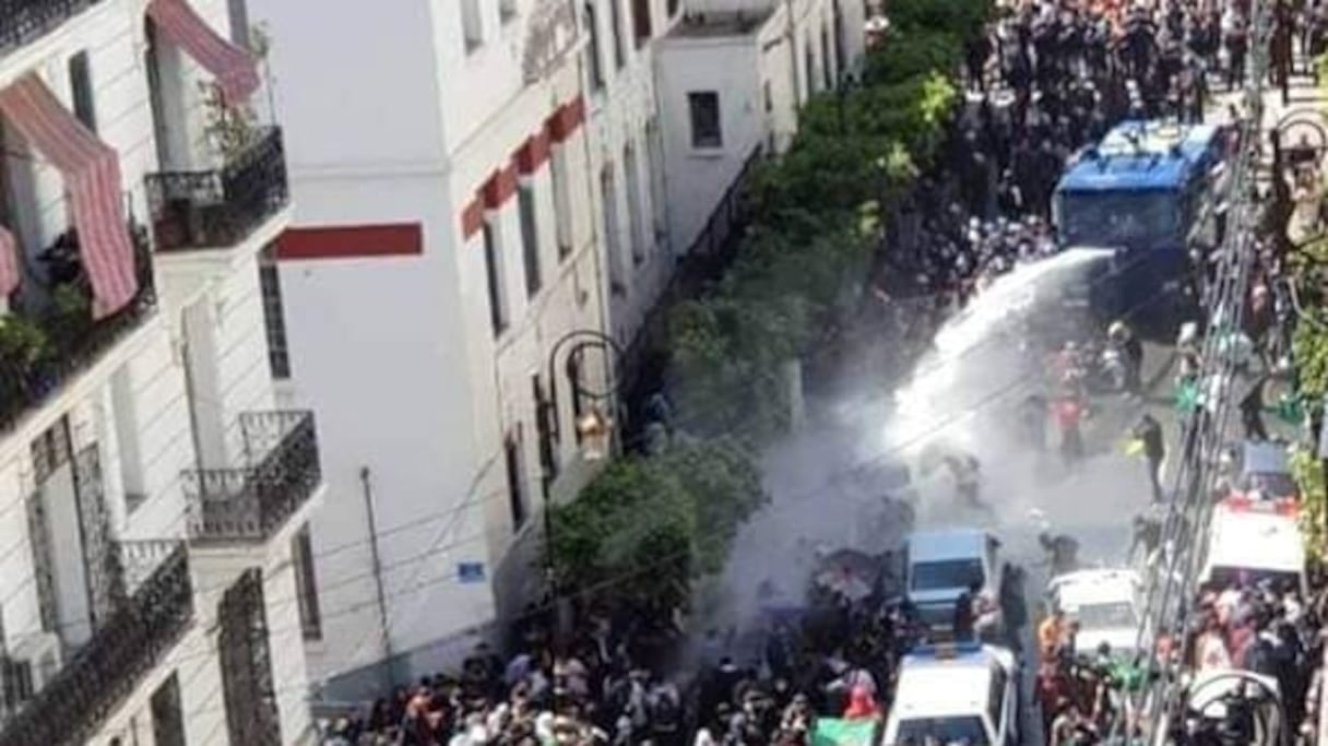 Face à des manifestants pacifiques, dont des enfants et des personnes âgées, le pouvoir a eu recours à la manière forte, comme en témoigne ici l'usage excessif des canons à eau. 
