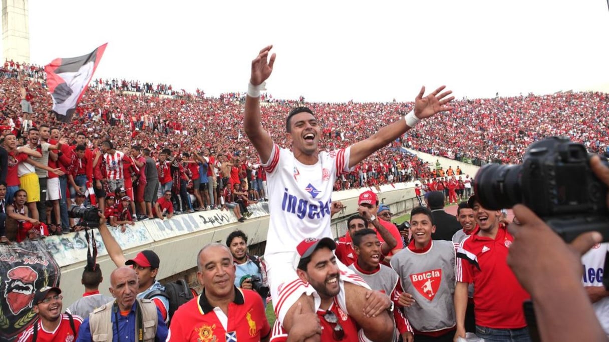 Reda El Hajhouj, buteur lors de cette rencontre, communie avec ses supporters au coup de sifflet final. 
