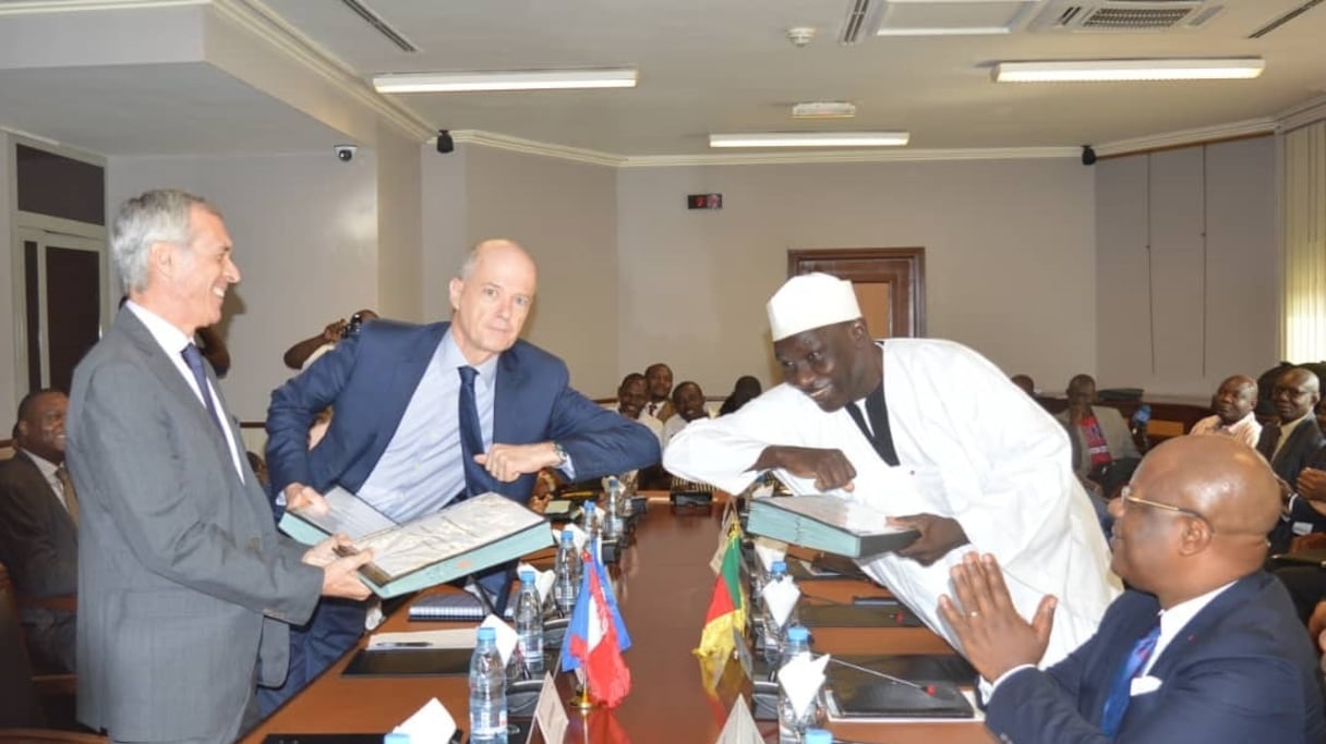 Le ministre Camerounais des Finances saluant l'ambassadeur de France à Yaoundé.
