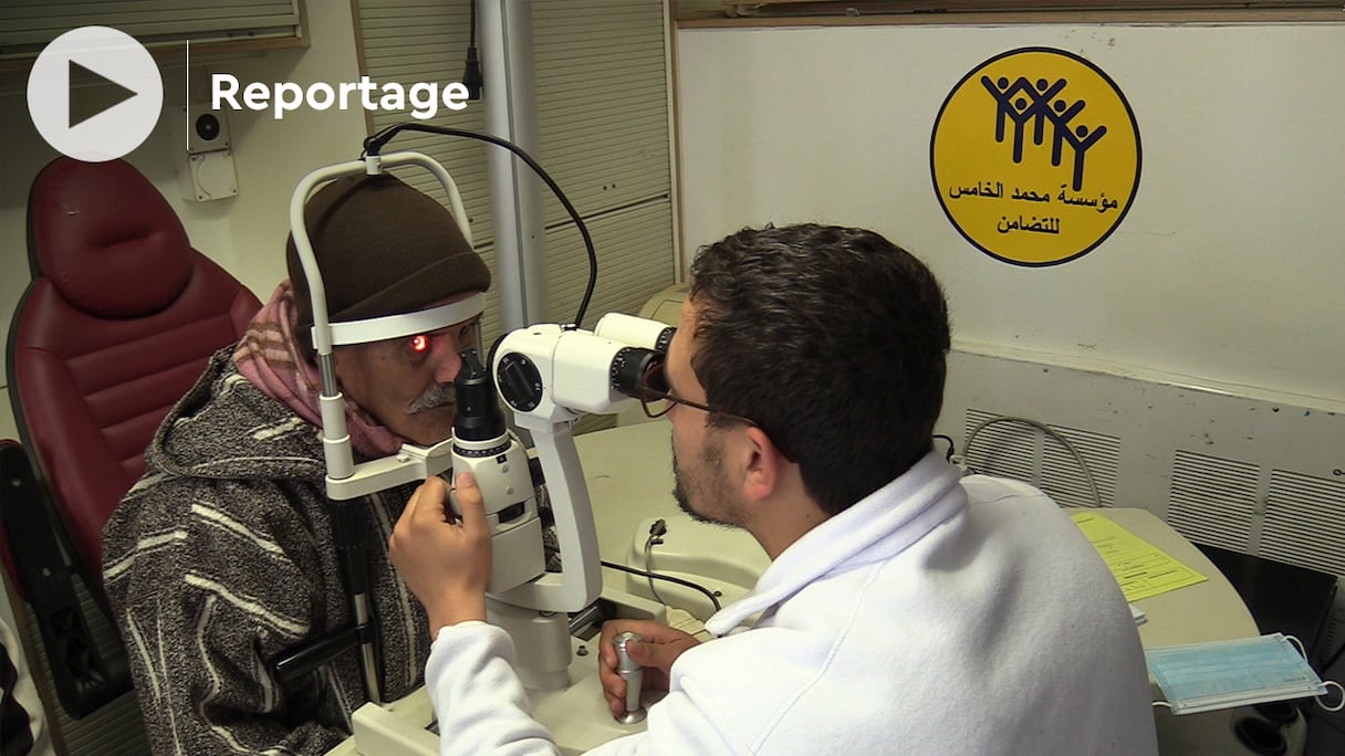 Un ophtalmologiste procède à une mesure de l'acuité visuelle, dans le cadre de la caravane de la cataracte et de soins multidisciplinaires, organisée par la Fondation Mohammed V pour la Solidarité à Jerada.
