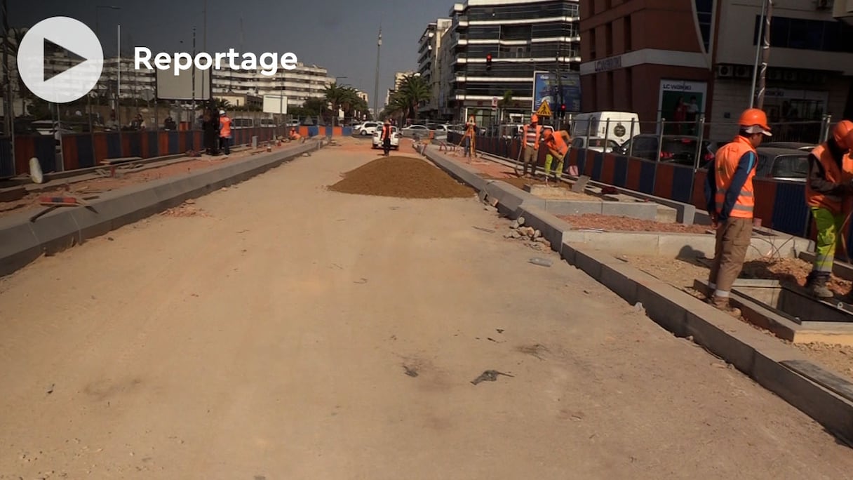 Des ouvriers de chantier en train de poursuivre les travaux d’infrastructure et de plateforme du projet Casabusway.
