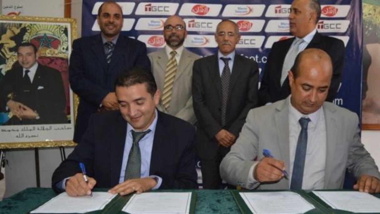 Abdellatif Mouktarid (à gauche), président du DHJ, signant un contrat de sponsoring.
