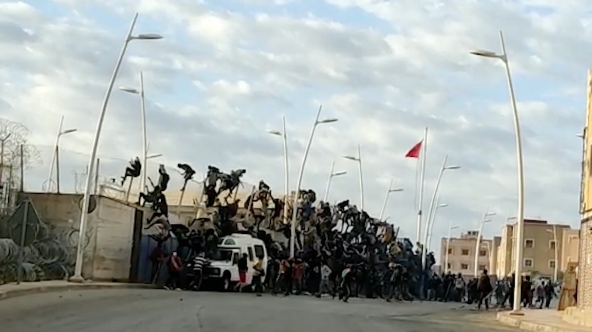 Assaut de migrants clandestins sur la clôture de Melilia, le 24 juin 2022.
