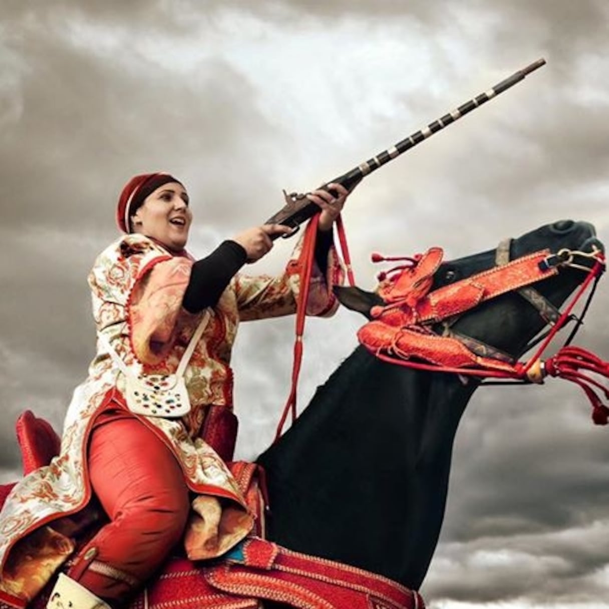 Photo de Paola GUIGOU. «Les Lionnes de l'Atlas», Les cavalières de fantasia
