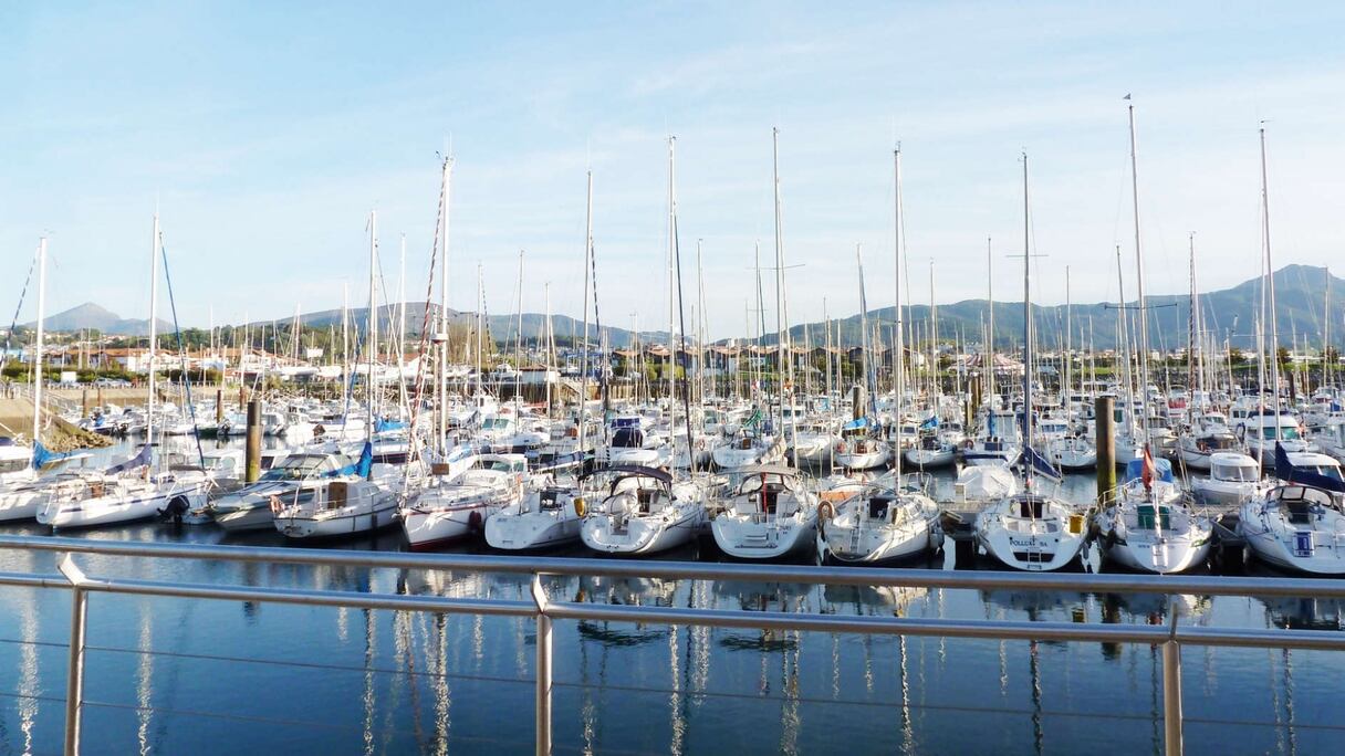 Un port de plaisance.
