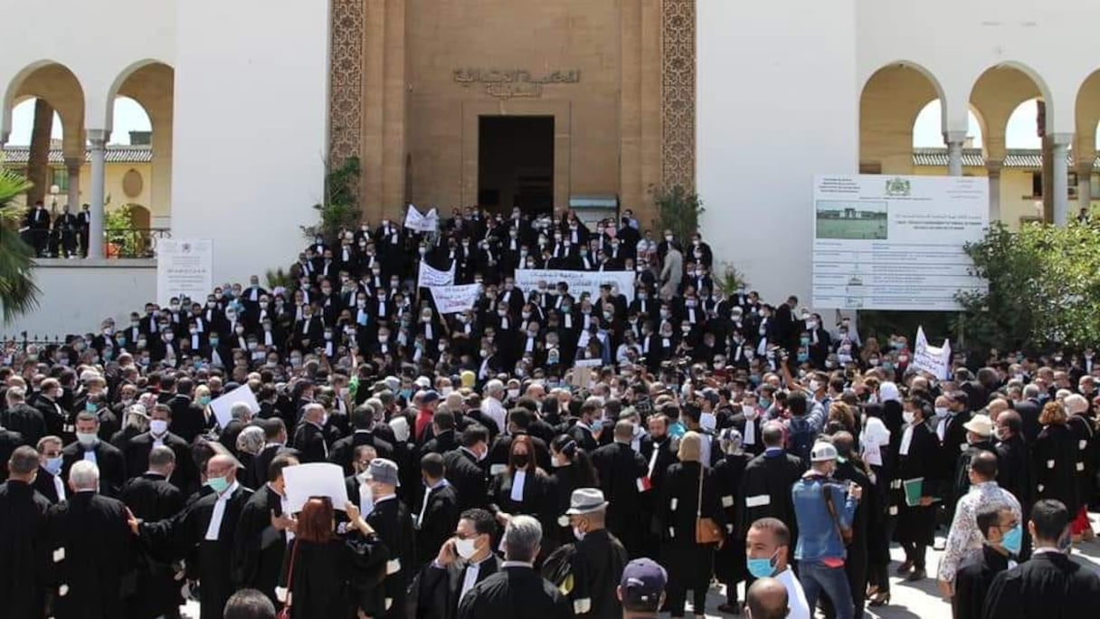 Des avocats manifestent en nombre le 19 juin 2021, devant le tribunal de première instance de Casablanca.
