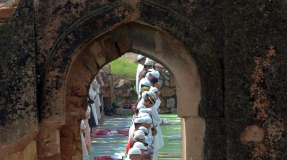 En Inde, A New Delhi, la grâce d'un moment de communion dans la belle Mosquée Feroze Shah Kotla.
