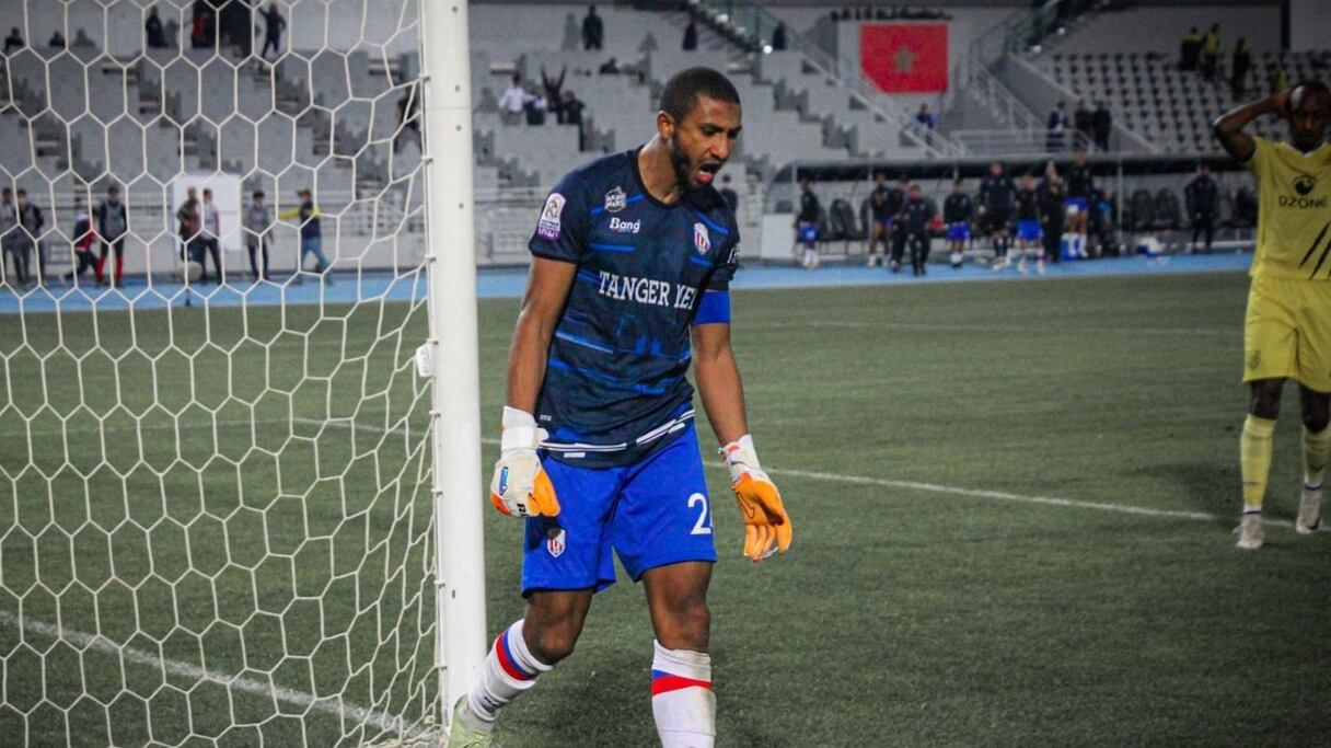 Adil El Hassnaoui, le joueur du MAT concerti en gardien de but.
