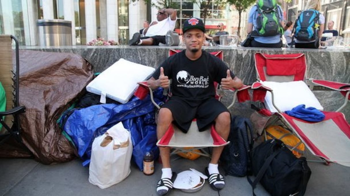 Joseph Cruz et son cousin font la file depuis cinq ans à chaque lancement Apple. Les jeunes sont commandités par la compagnie BuyBackWorld qui couvre les frais de leurs repas, équipement de camping et deux nouveaux iPhones.
