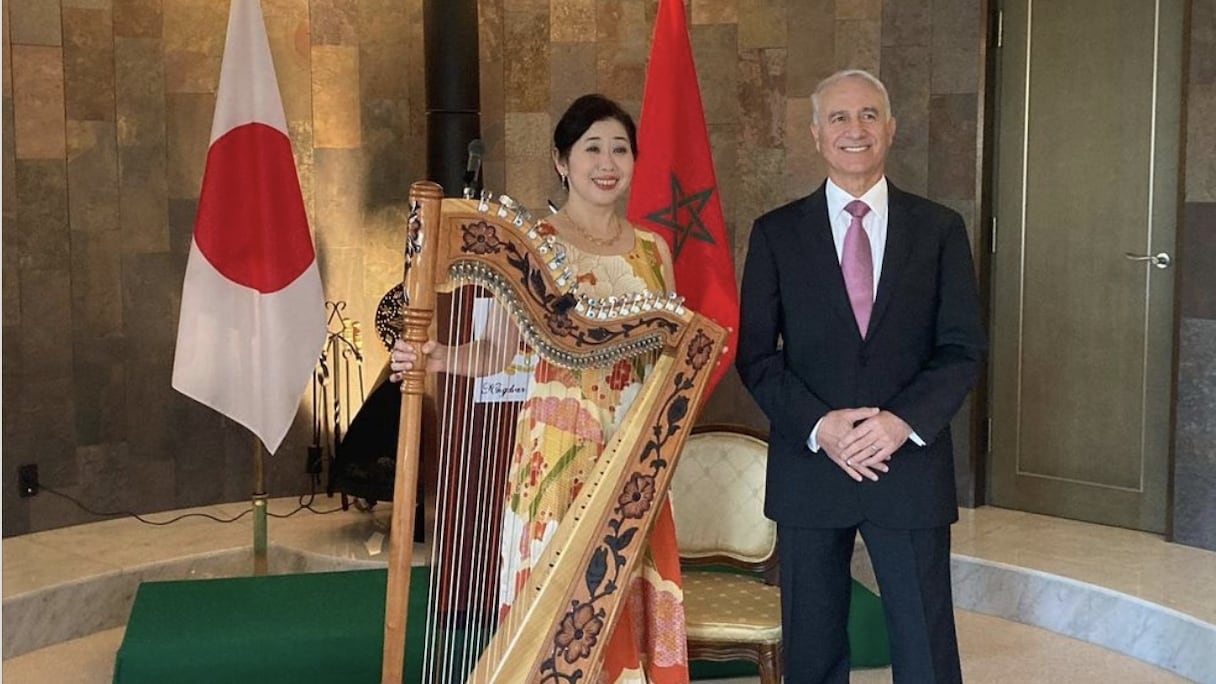 May Kotohira, harpiste, avec l'ambassadeur du Maroc au Japon, Rachad Bouhlal.
