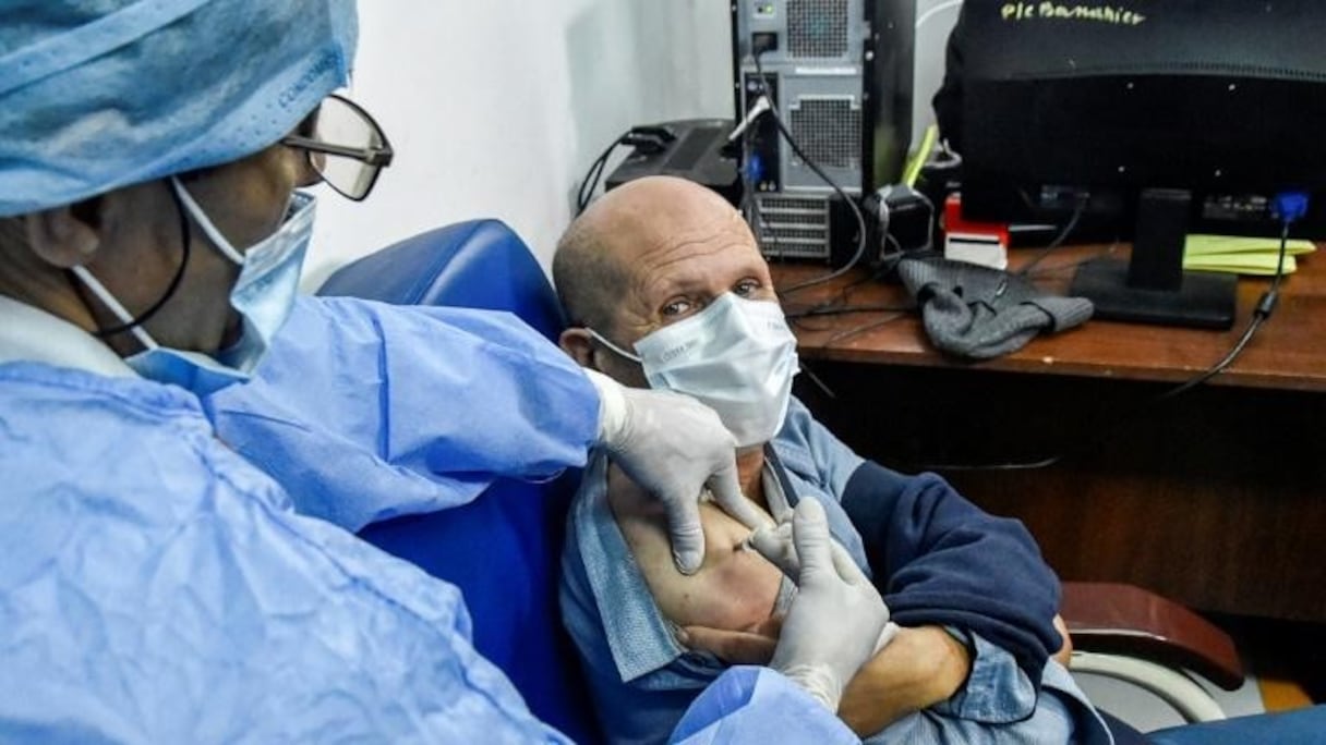 Un patient algérien recevant une dose de Sputnik V.
