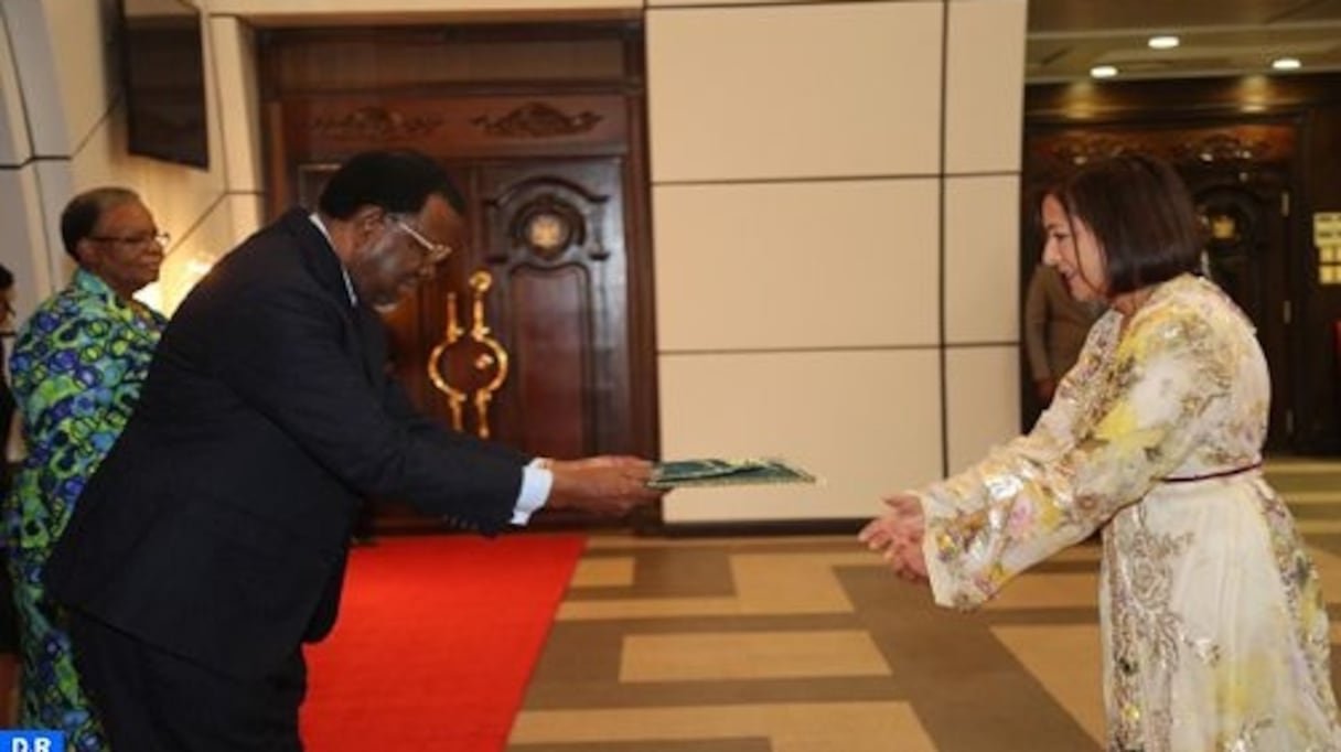 Le Président de la Namibie, Hague G. Geingob, reçevant, au palais présidentiel à Windhoek, le nouvel ambassadeur du Maroc, Saadia El Alaoui. 
