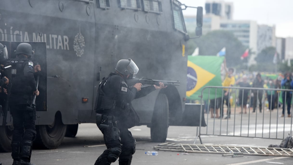 Les forces de sécurité aux prises avec les partisans de l'ancien président brésilien Jair Bolsonaro envahissant le palais présidentiel du Planalto à Brasilia le 8 janvier 2023. 
