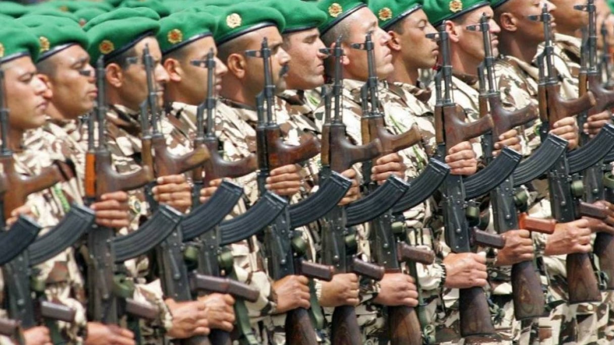 Exercice de maniement des armes par de jeunes appelés au service militaire. 
