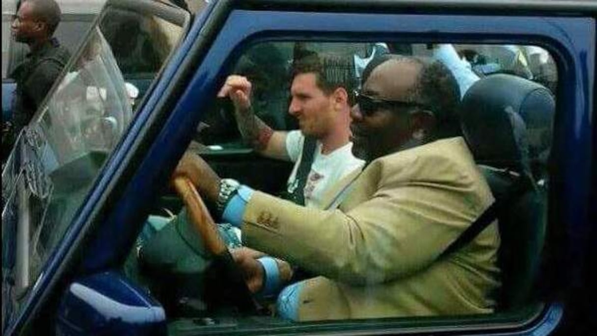 Lionel Messi en compagnie du président gabonais Ali Bongo dans les rues de Libreville. 
