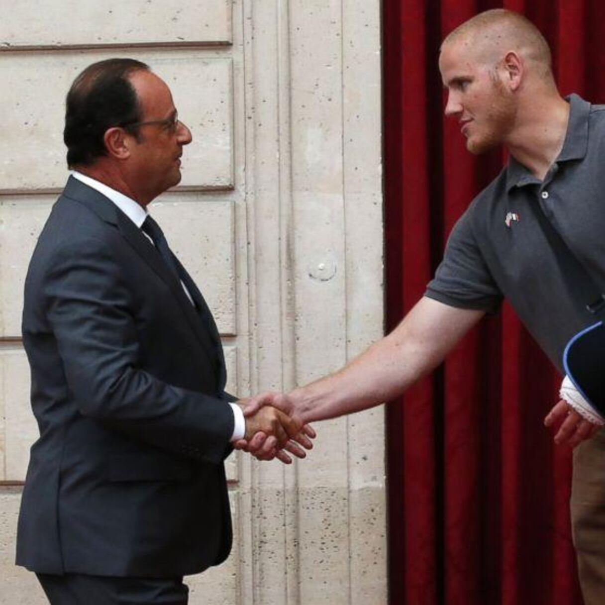 Le président Francois Hollande et les Américains Spencer Stone et Alek Skarlatos, deux des héros du Thalys, lors de la remise de leur Légion d'honneur, le 24 août dernier à L'Elysée.
