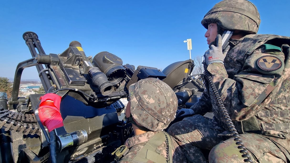 Des soldats sud-coréens utilisant un canon rotatif Vulcan de 20 mm lors d'un exercice anti-drone à Yangju, le 29 décembre 2022.
