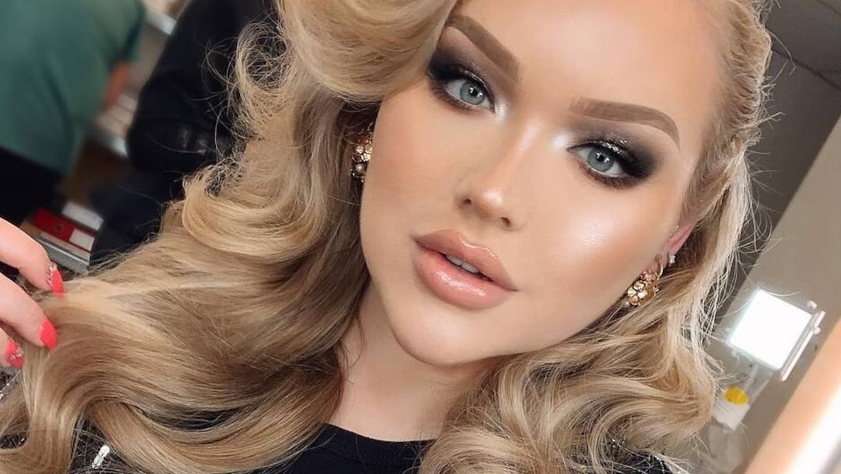 Nikkie Jager, une Néerlandaise de 25 ans, connue sur YouTube par son pseudo, Nikkie Tutorials, a fait son "coming out" le mercredi 15 janvier 2020. 
