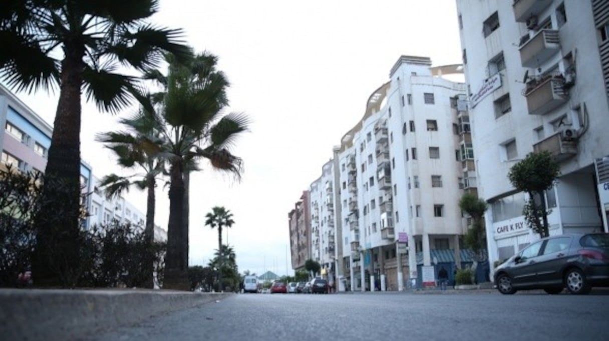 Une artère de Casablanca, vide de ses habitants, du fait de la mesure de confinement obligatoire de la population, suite à l'état d'urgence sanitaire. 
