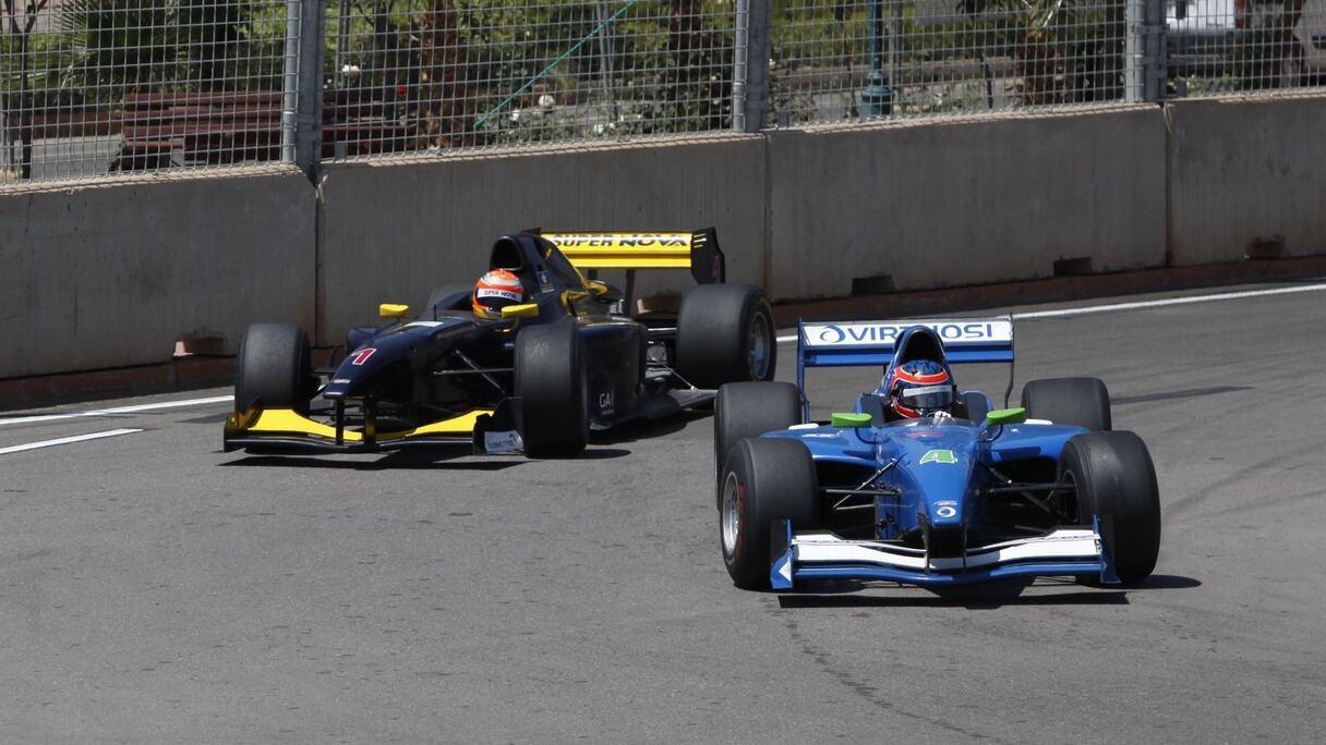 Pommer met la pression sur Roda à l'épingle qui succède à la longue ligne droite opposée du circuit de Marrakech.
